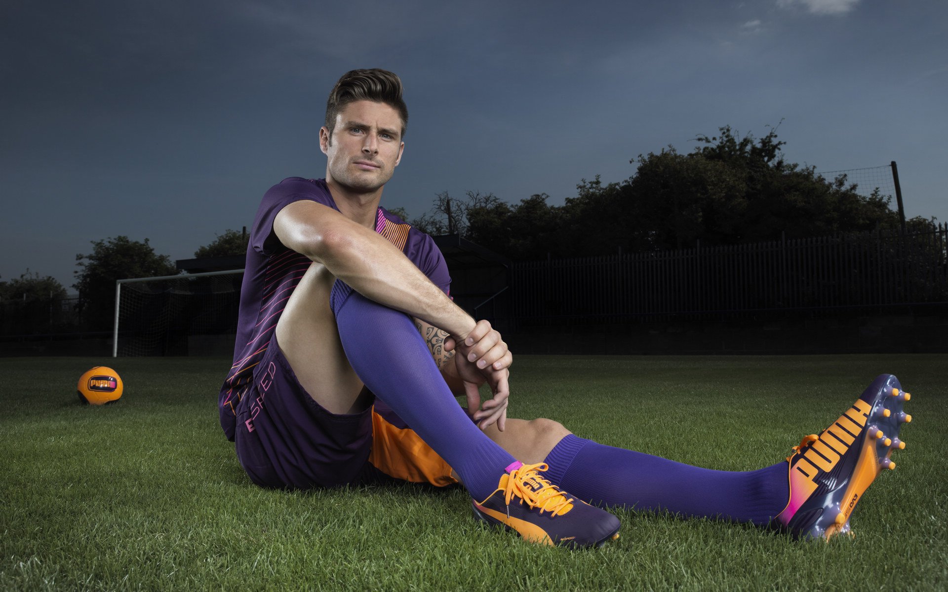 哥伦比亚队中场贝尔特拉在巴黎奥运会上展现出强大的进攻组织能力