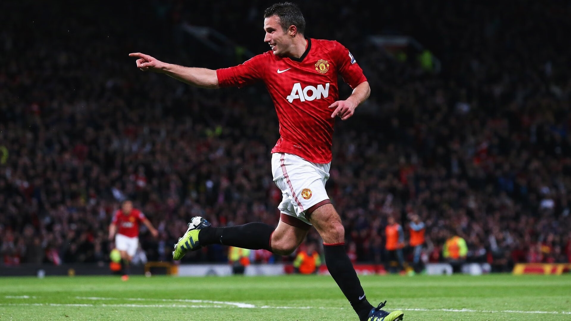 球场内外：运动员的生活与训练故事，运动员在球场训练形容词